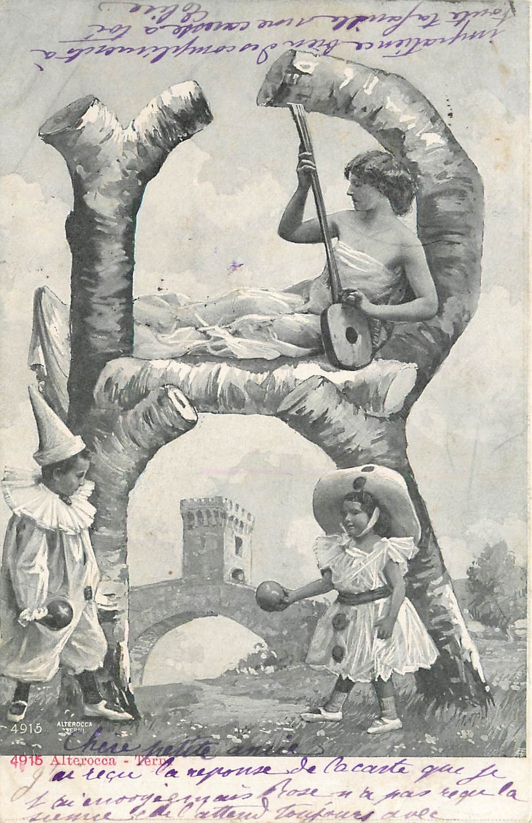 Femme assise sur un arbre géant jouant de la mandoline — deux enfants en costume — Alterrocca - Térou