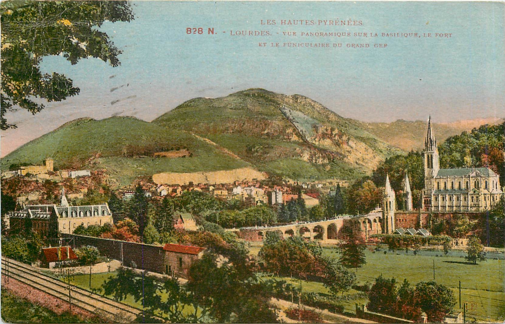 CPA Lourdes - Vue panoramique sur la Basilique le port et le Funiculaire du Grand GEP