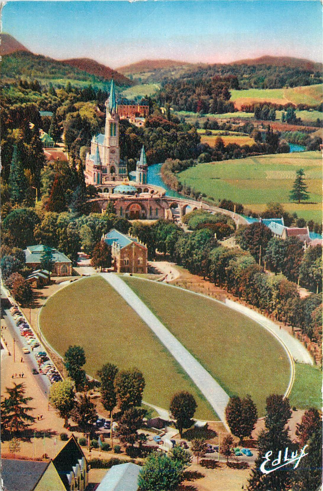 CPA Lourdes - La Basilique et la Basilique souterraine St Pie X