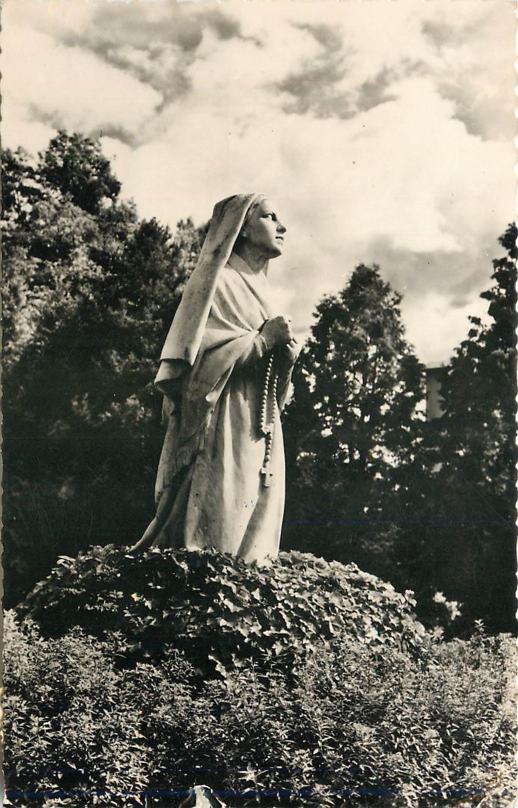 Statue de Bernadette à Lourdes — Centre Mondial de Pèlerinages — Éditions R. Razé