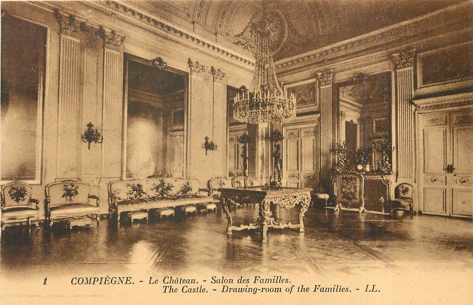 CPA Compiegne - Le Chateau - Salon des Familles