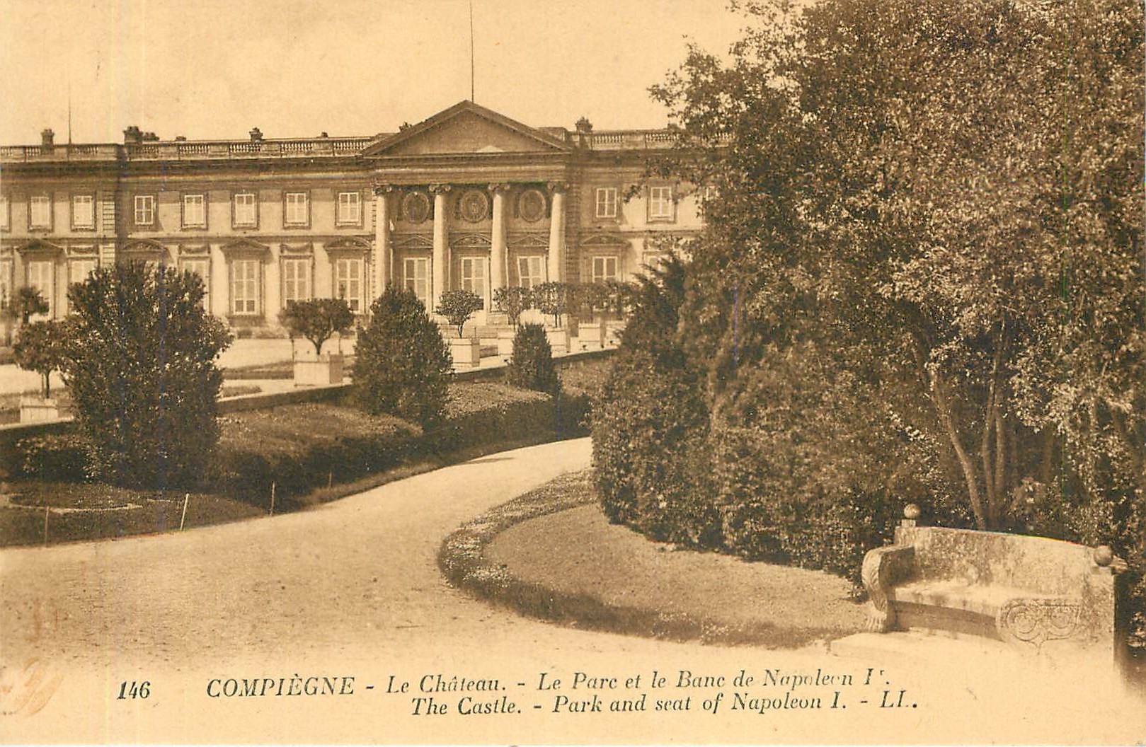 CPA Compiegne - Le Chateau - Le Parc et le Banc de Napoleon
