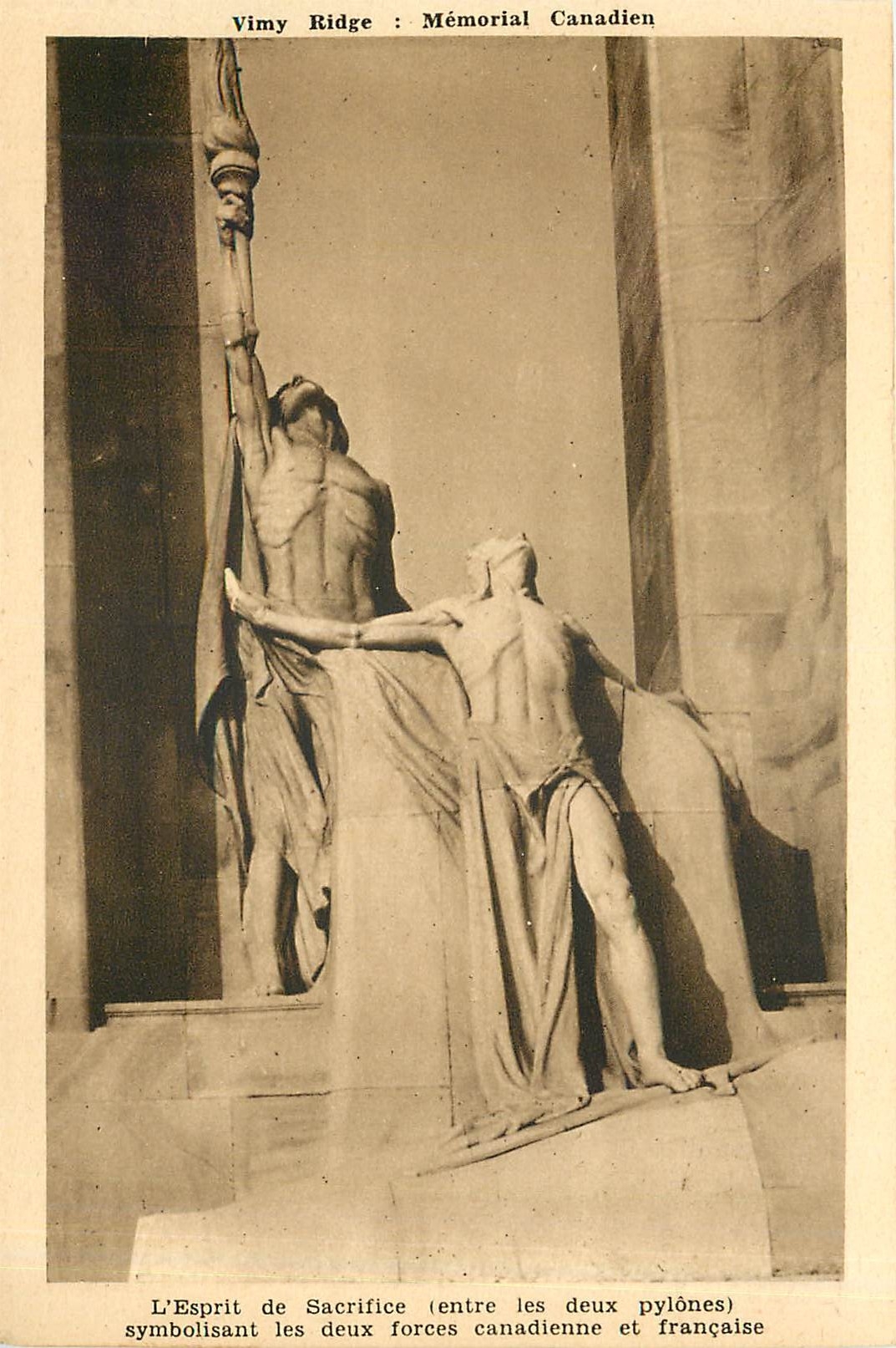 CPA Vimy Ridge Canada : Memorial Canadien. L'Esprit de Sacrifice rentre dans les deux pylones