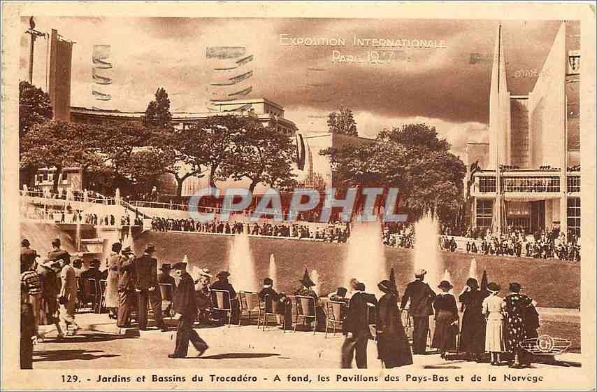 CPA Exposition International Paris 1937 Jardins et bassins du Trocadero A fond les pavillons des Pay