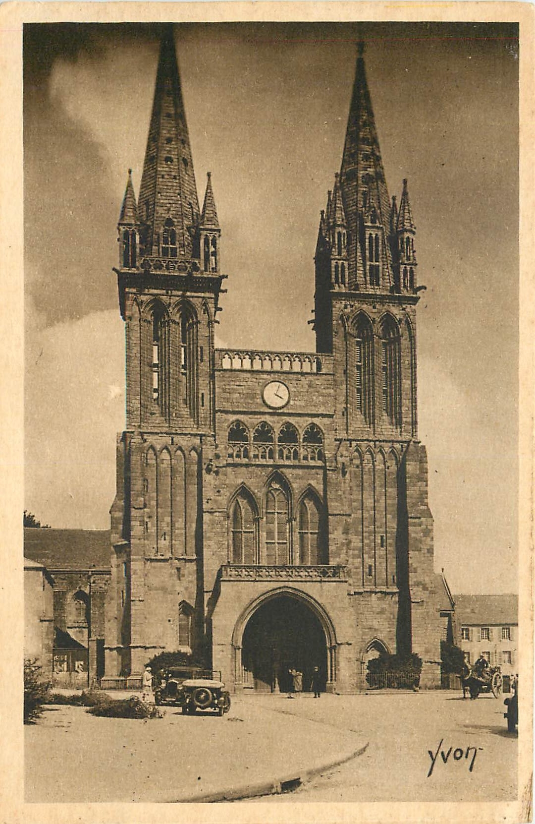 CPA St-Pol-de-Leon Facade de la Basilique ancienne Cathedrale