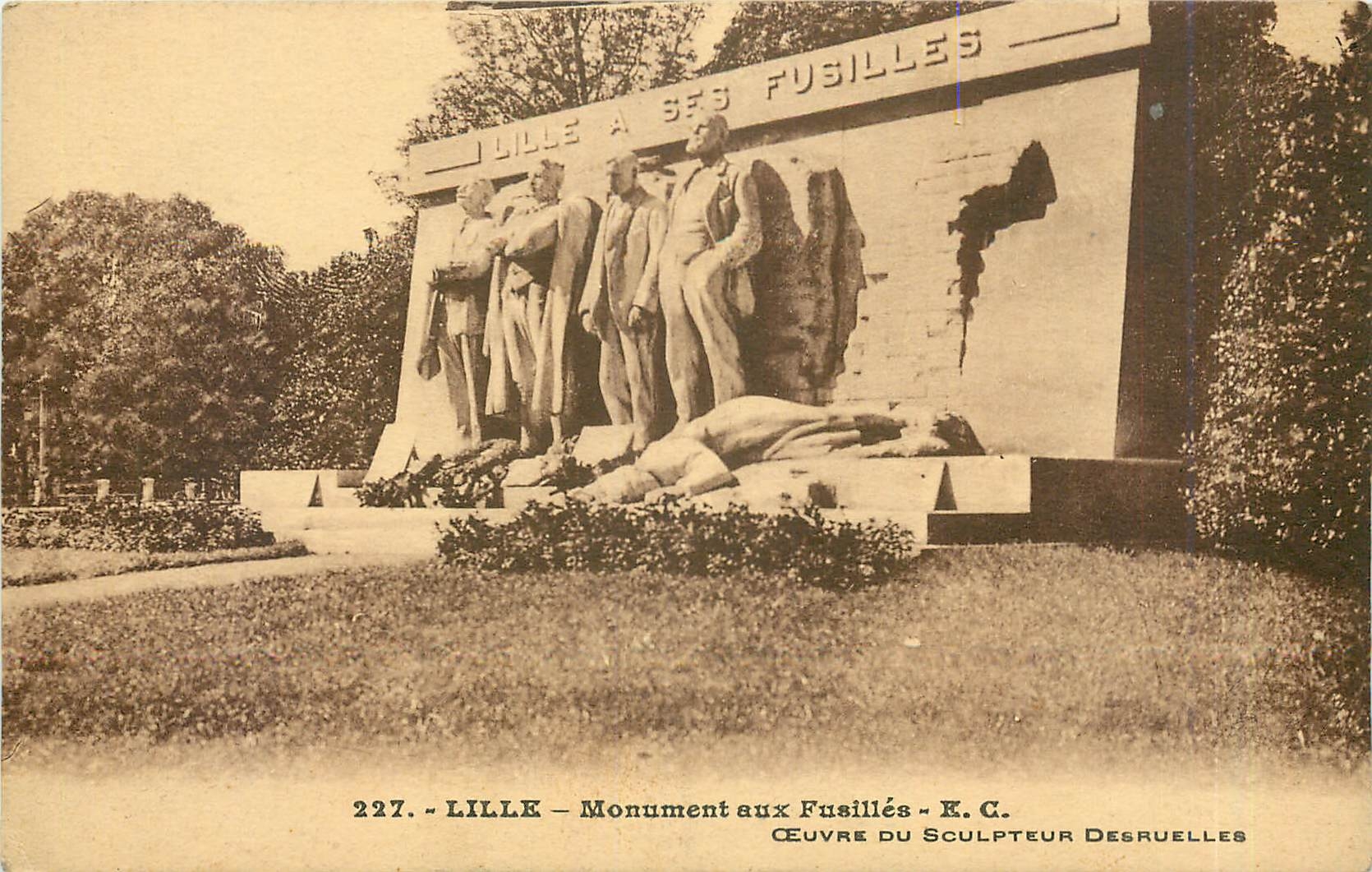 CPA Lille - Monument aux Fusilles