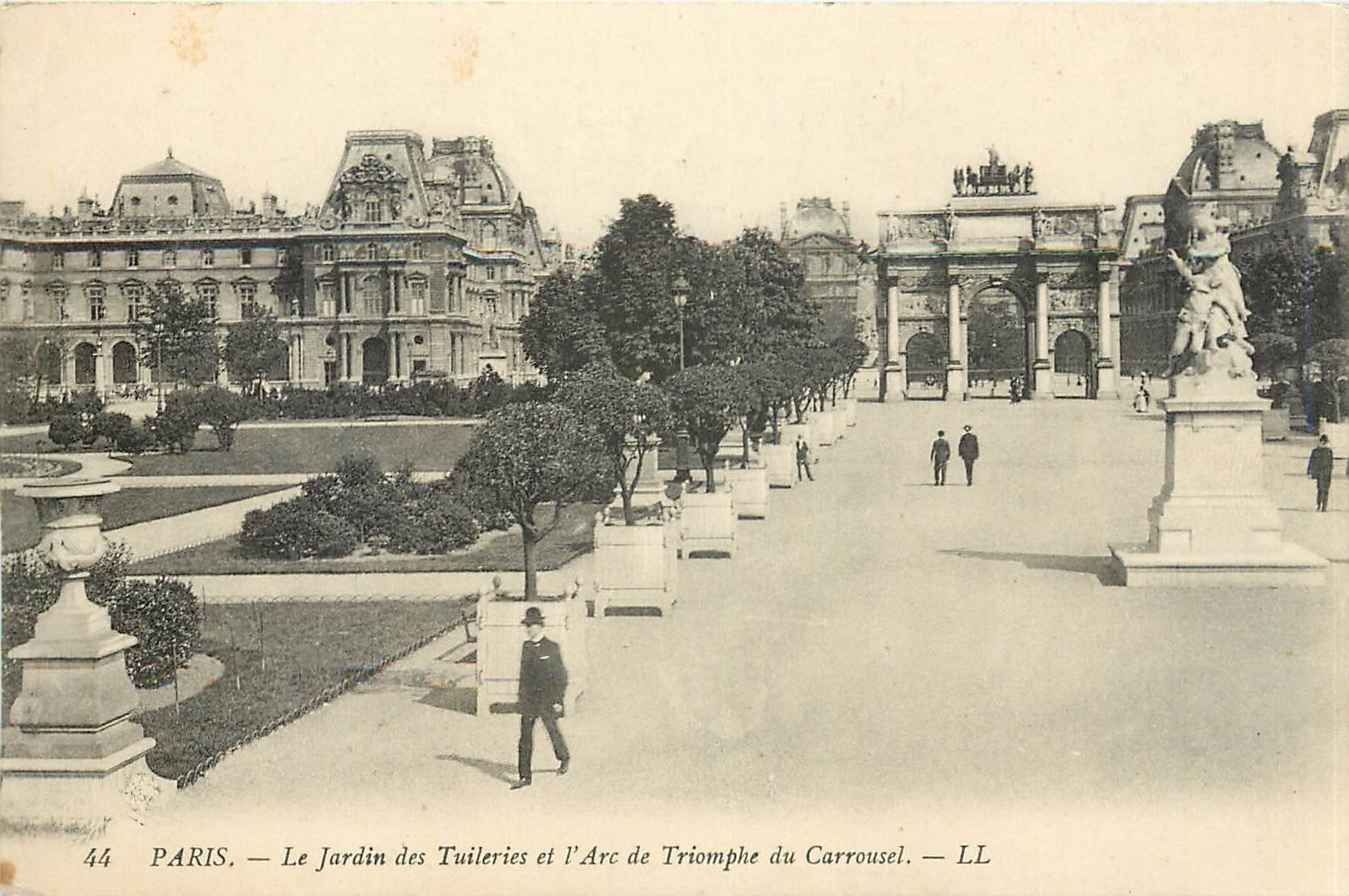 CPA Paris - Le Jardin des Tuileries et l'Arc de Triomphe du Carrousel