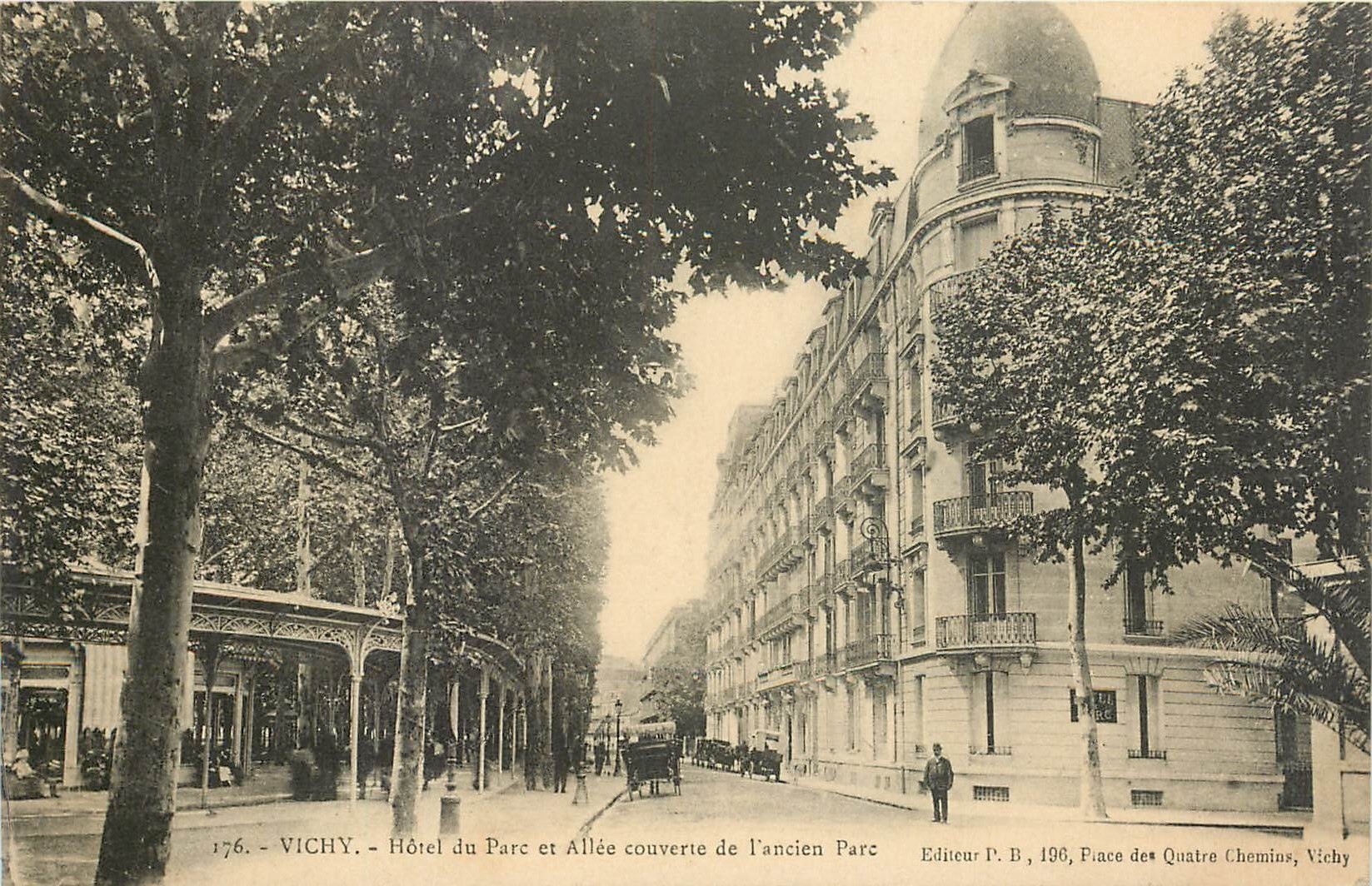 CPA Vichy - Hotel du Parc et Allee couverte de l'ancien Parc