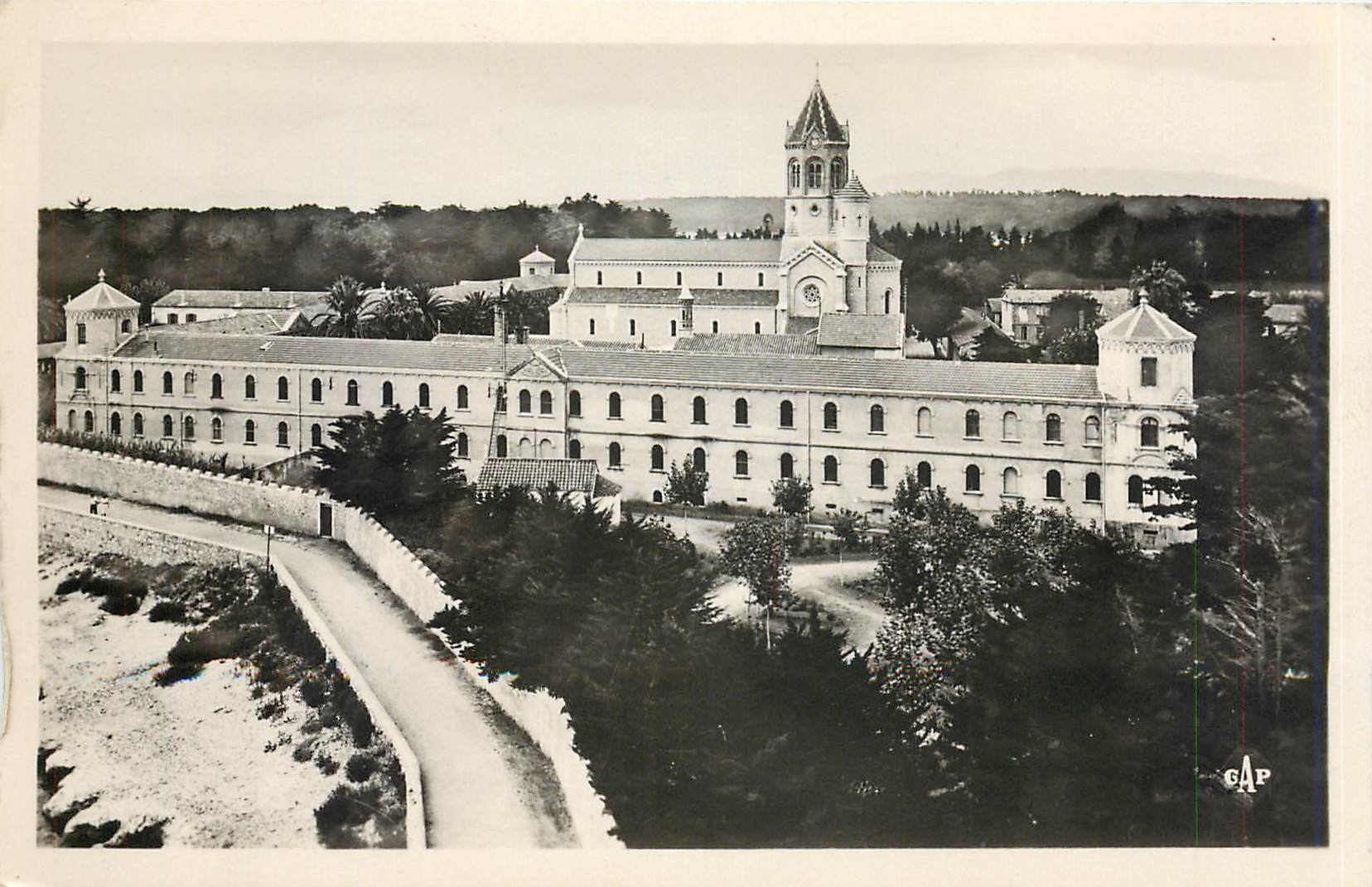 CPA Abbaye de Notre-Dame de Lerins Ile Saint-Honore Vue generale du Monastere