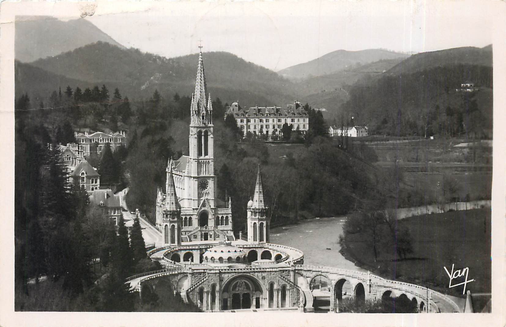 CPA Lourdes La Basilique vue du Chateau Fort