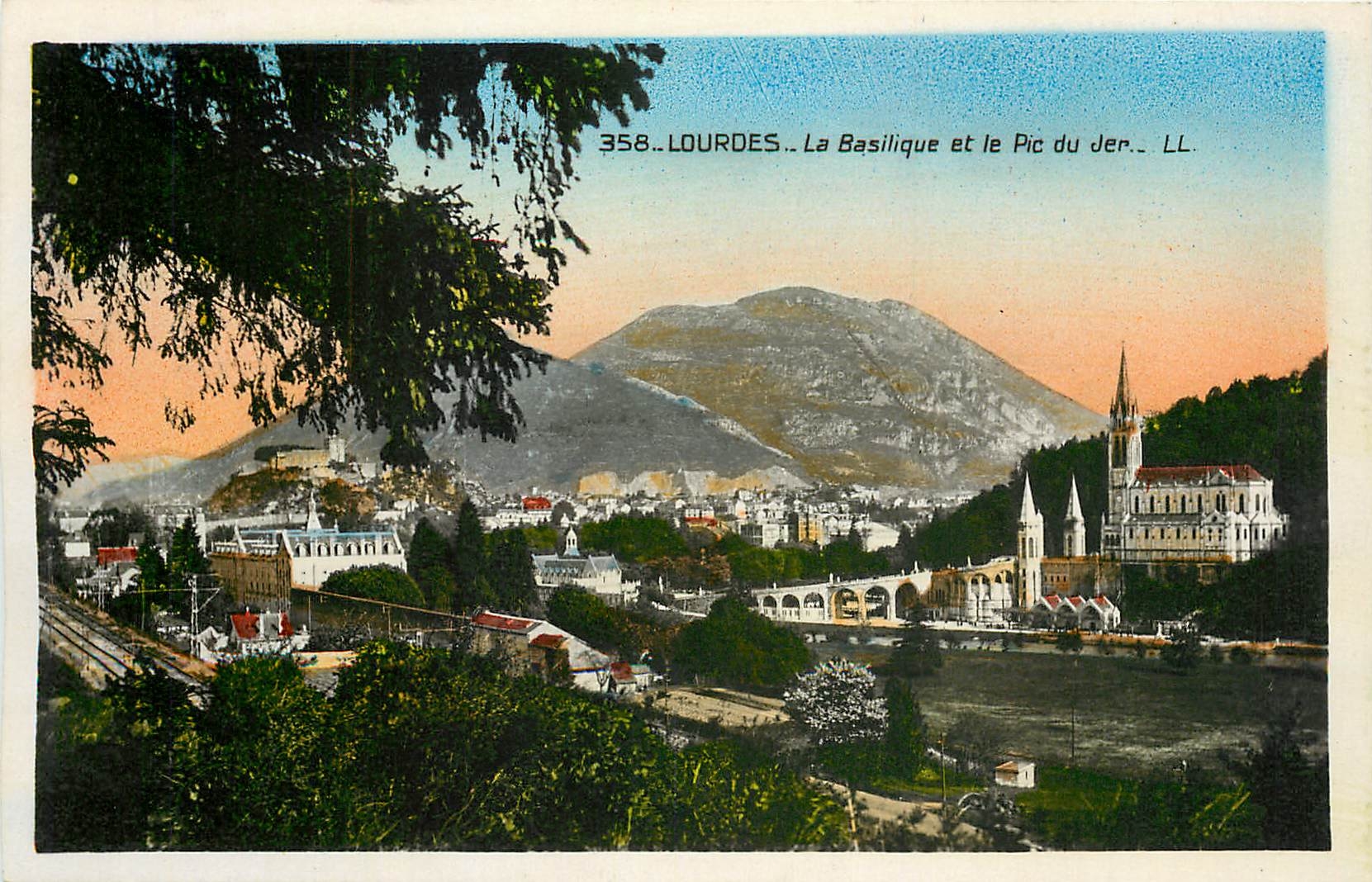 CPA Lourdes - La Basilique et le Pic du Jer