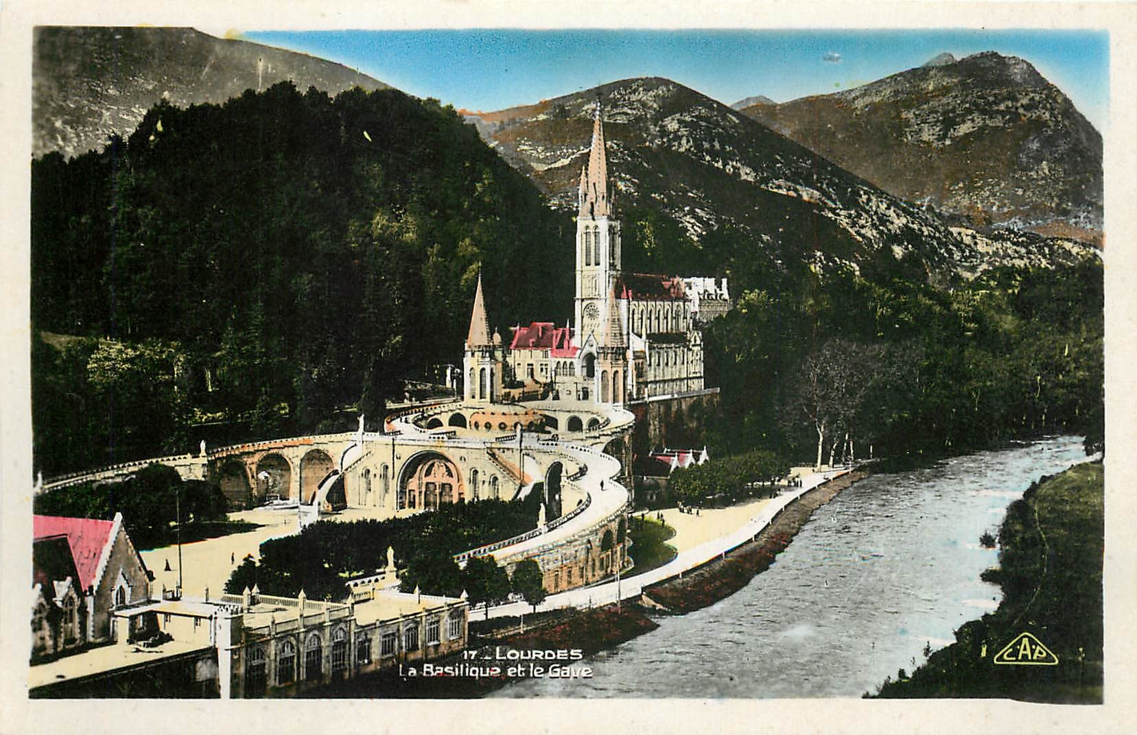 CPA Lourdes - La Basilique et le Gave