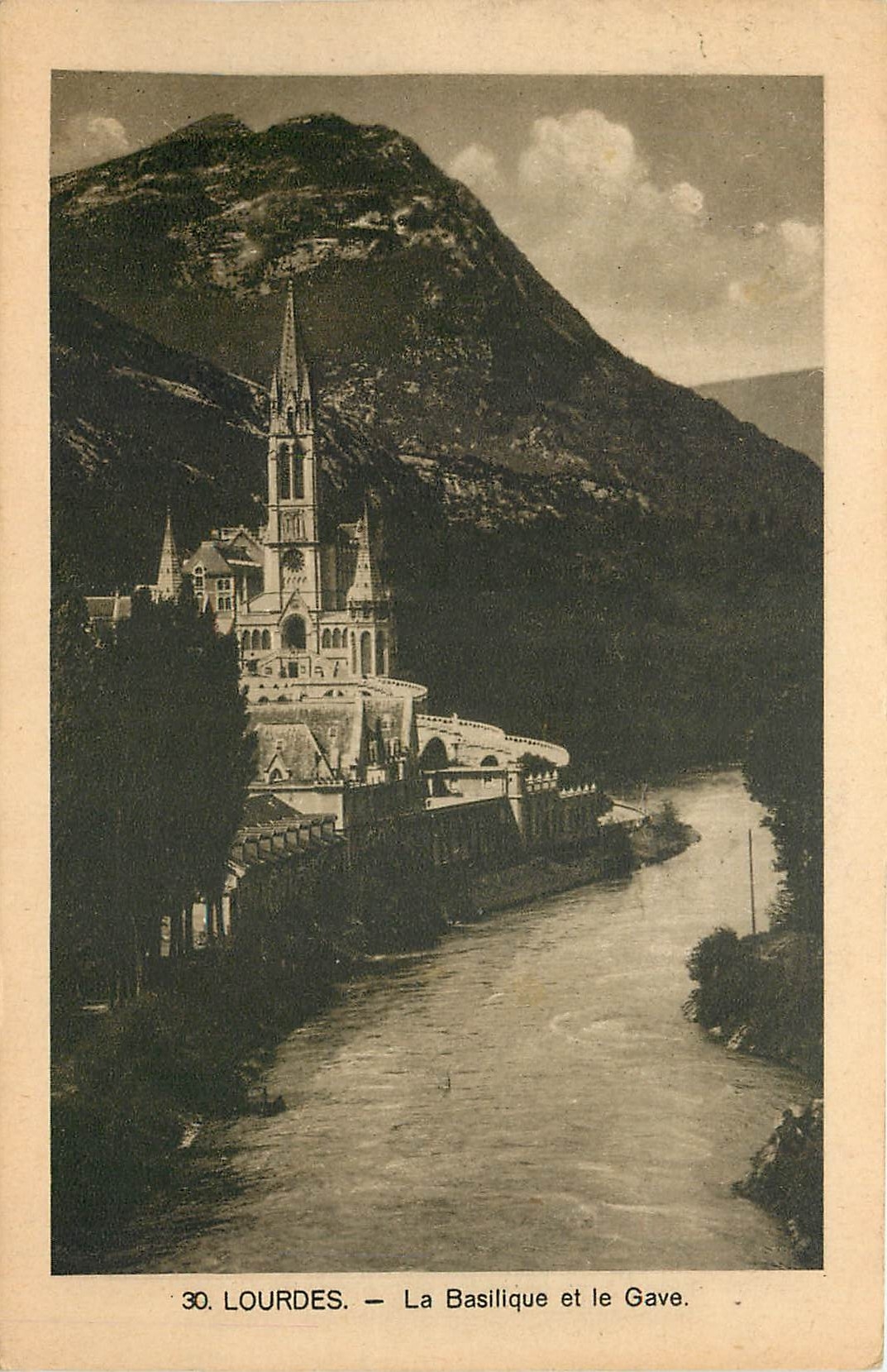 CPA Lourdes - La Basilique et le Gave