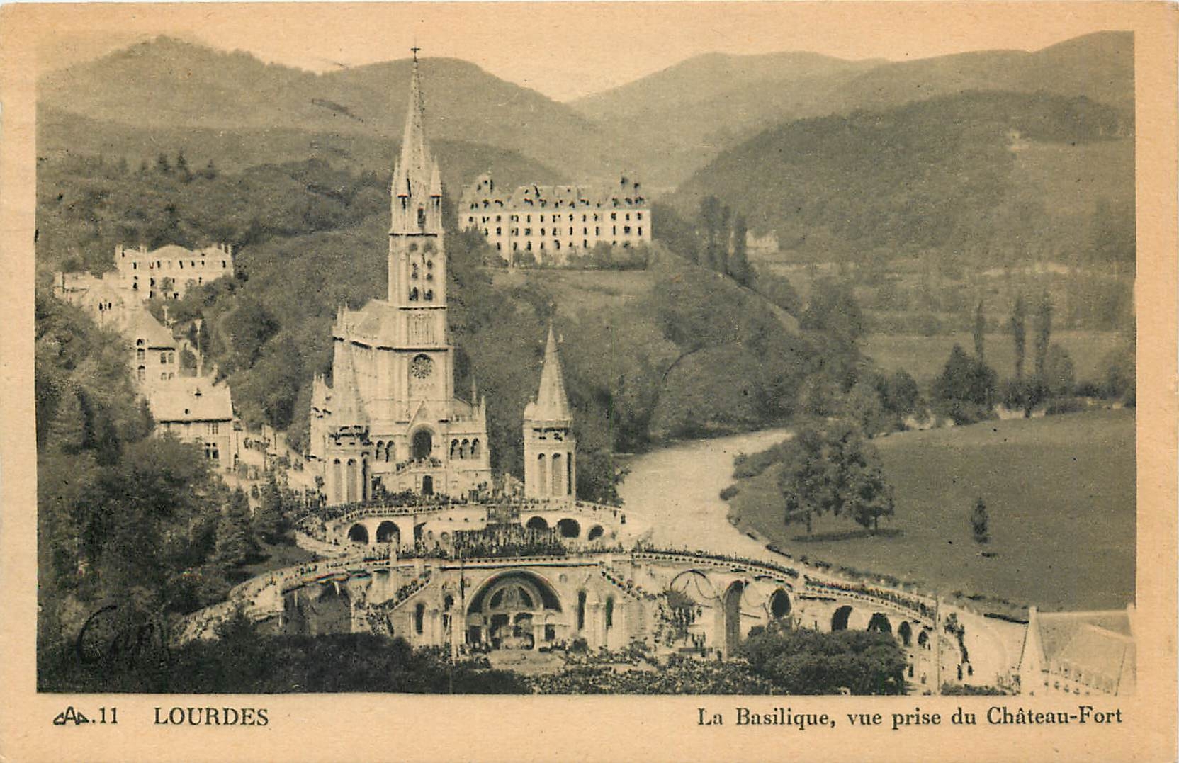 CPA Lourdes La Basilique vue prise du Chateau-Fort