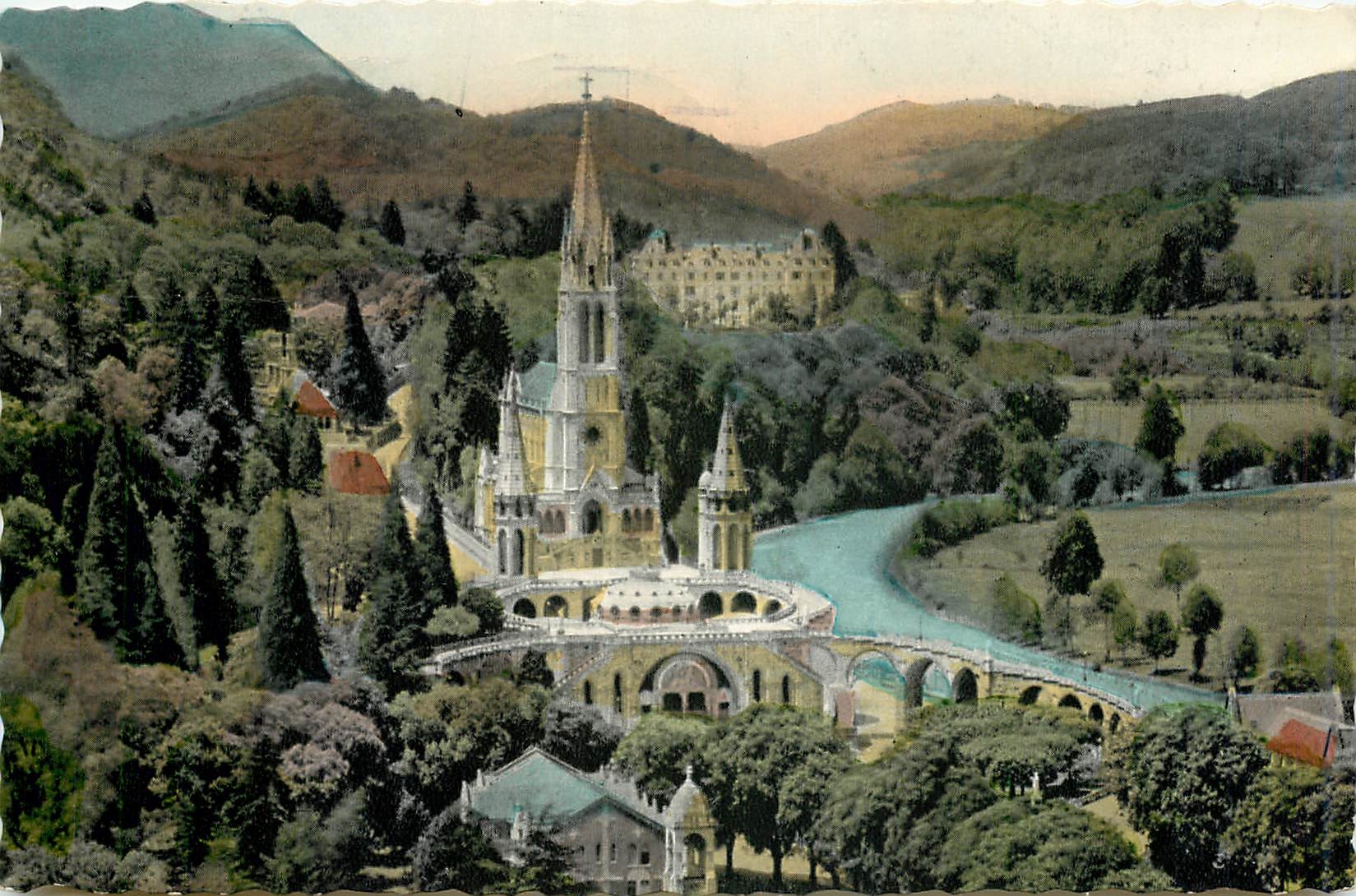 CPA Lourdes - La Basilique et le Gave. Monument Interallie