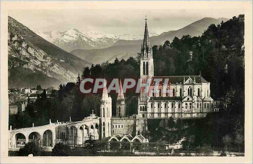 CPA Lourdes - La Basilique et les Montagnes