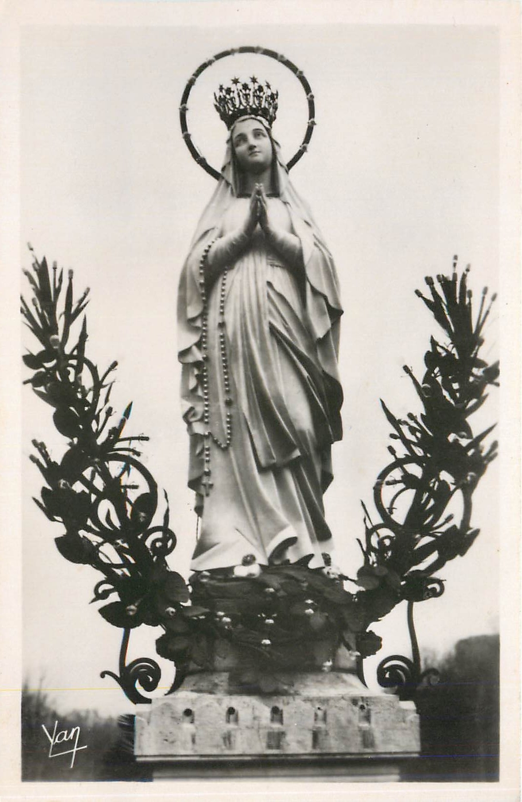 CPA Lourdes - La Vierge Couronnee