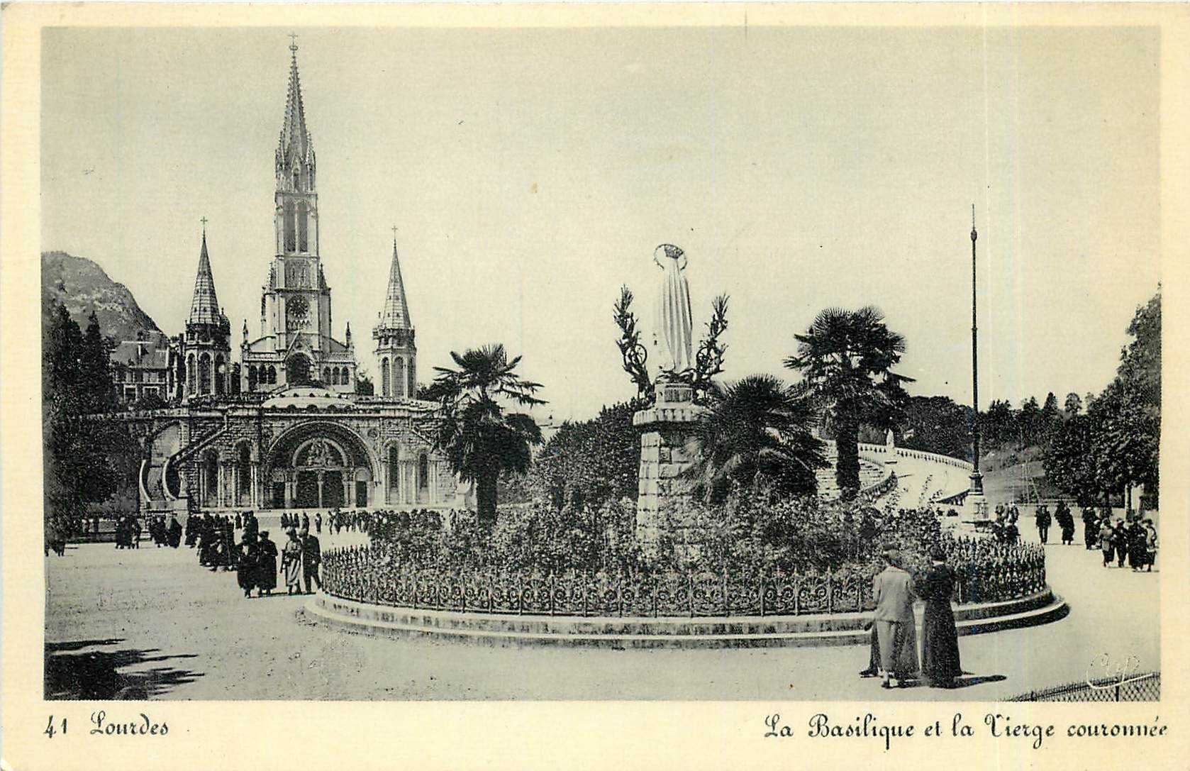 CPA Lourdes La Basilique et la Vierge couronnee