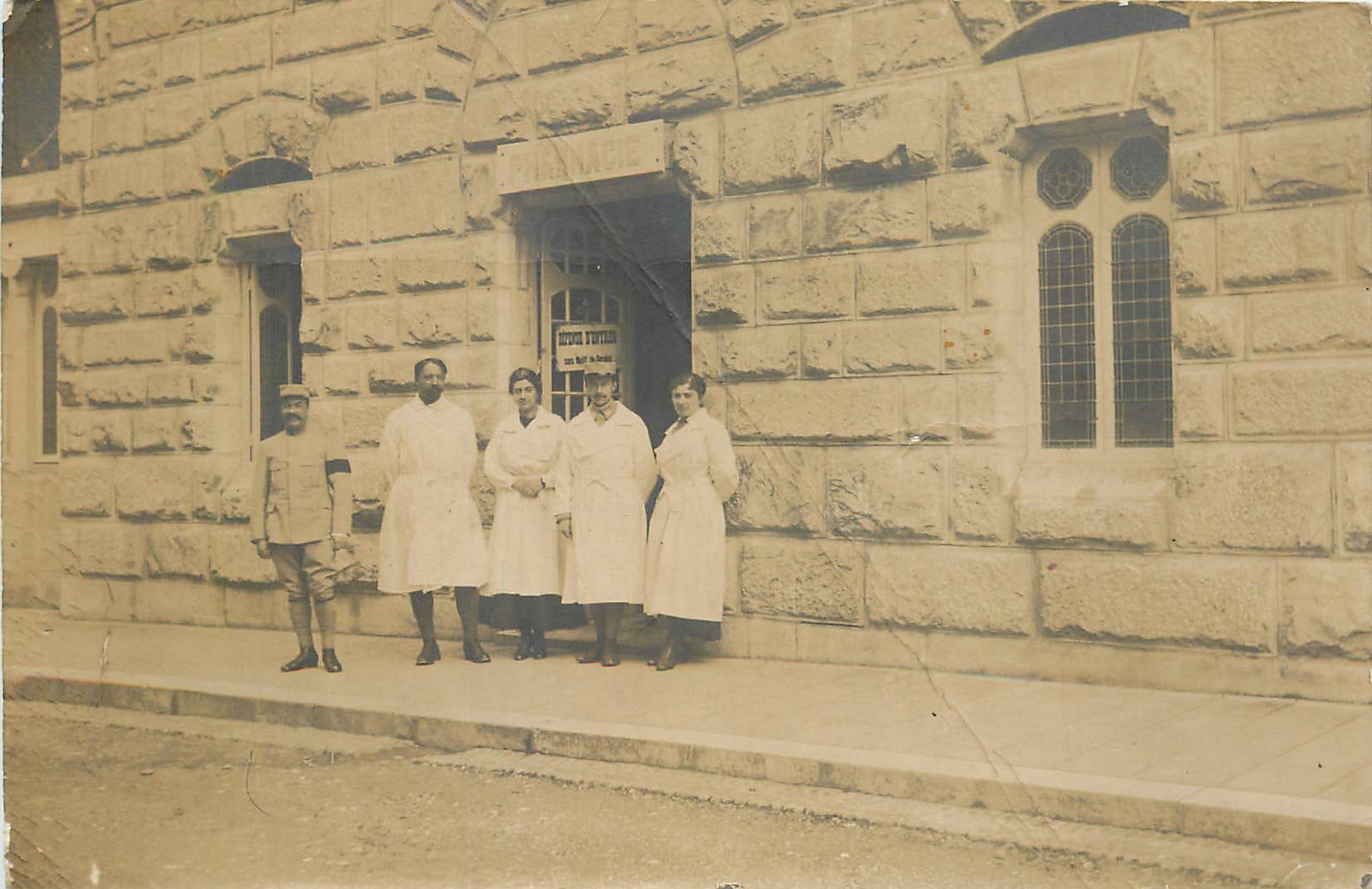 CARTE PHOTO Soldats Femme Pharmacie