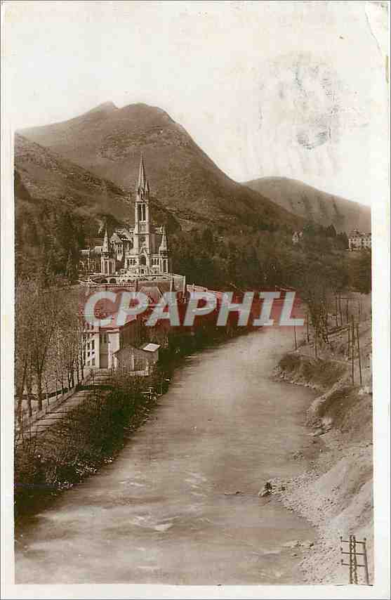 CPA Lourdes La Basilique et le Gave
