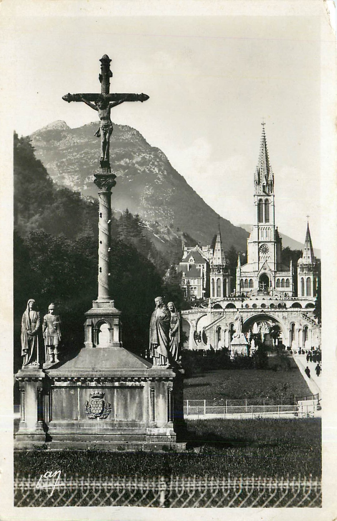 CPA Lourdes - La Basilique et le Calvaire breton