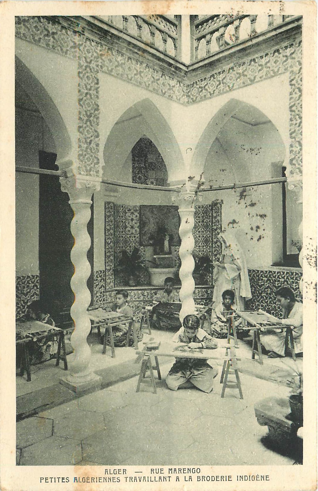 CPA Alsace - Rue Marengo Petites algeriennes travaillant a la broderie indigene
