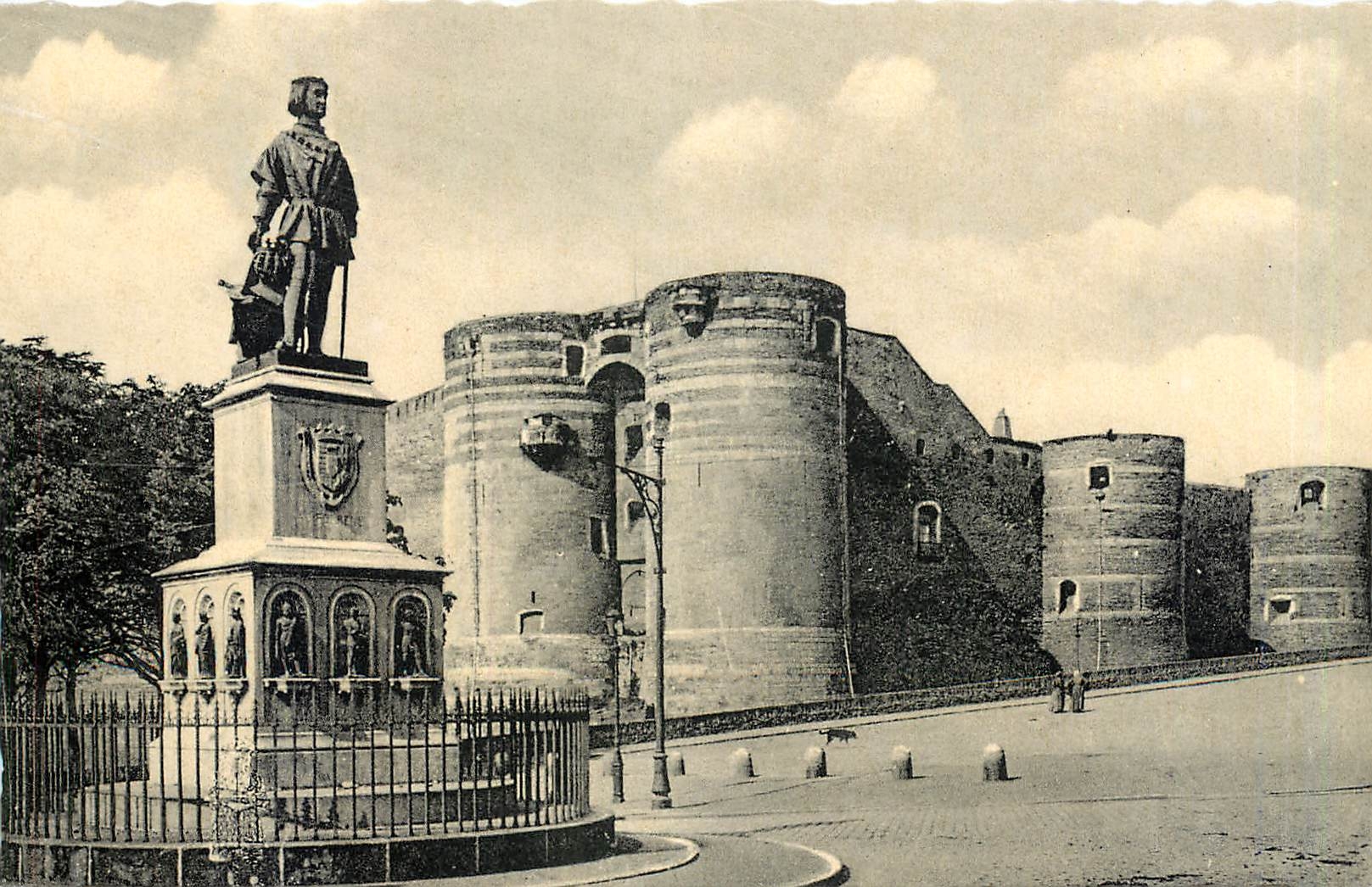 CPA Angers - La Statue du Roi Rene et le Chateau