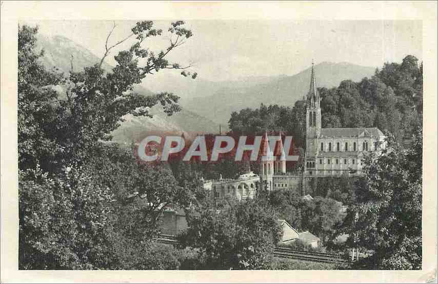 CPA Lourdes La Basilique et les montagnes