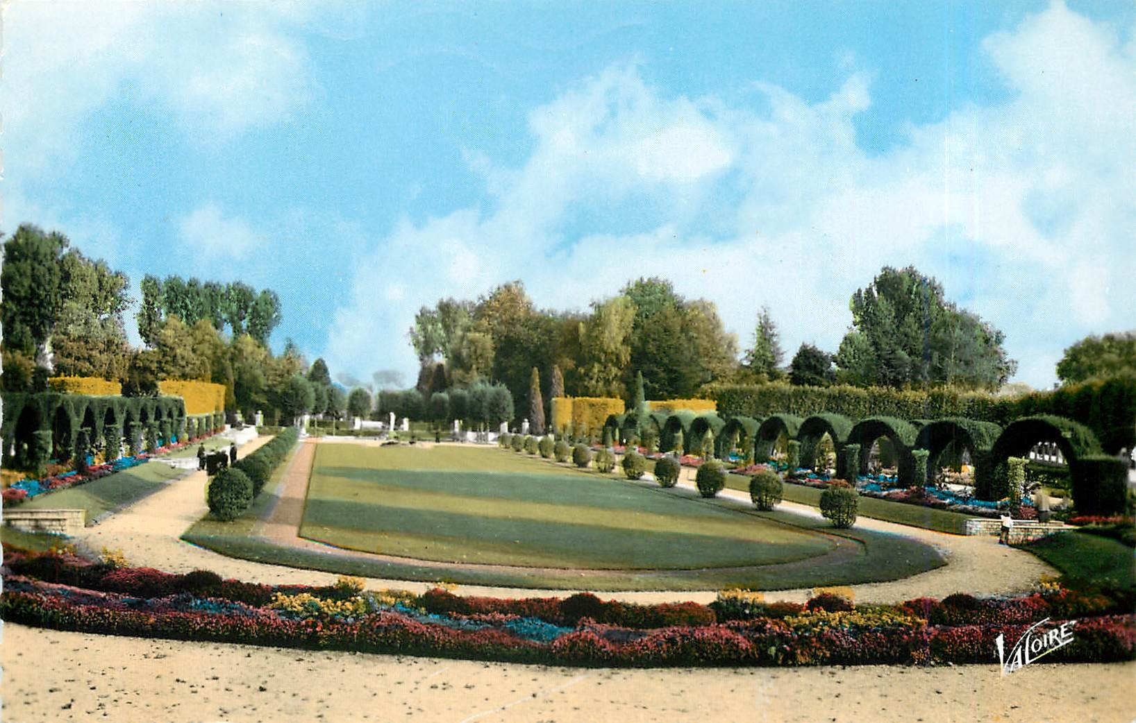 CPM Bourges Le jardin des Pres Fichaux - Le tapis vert