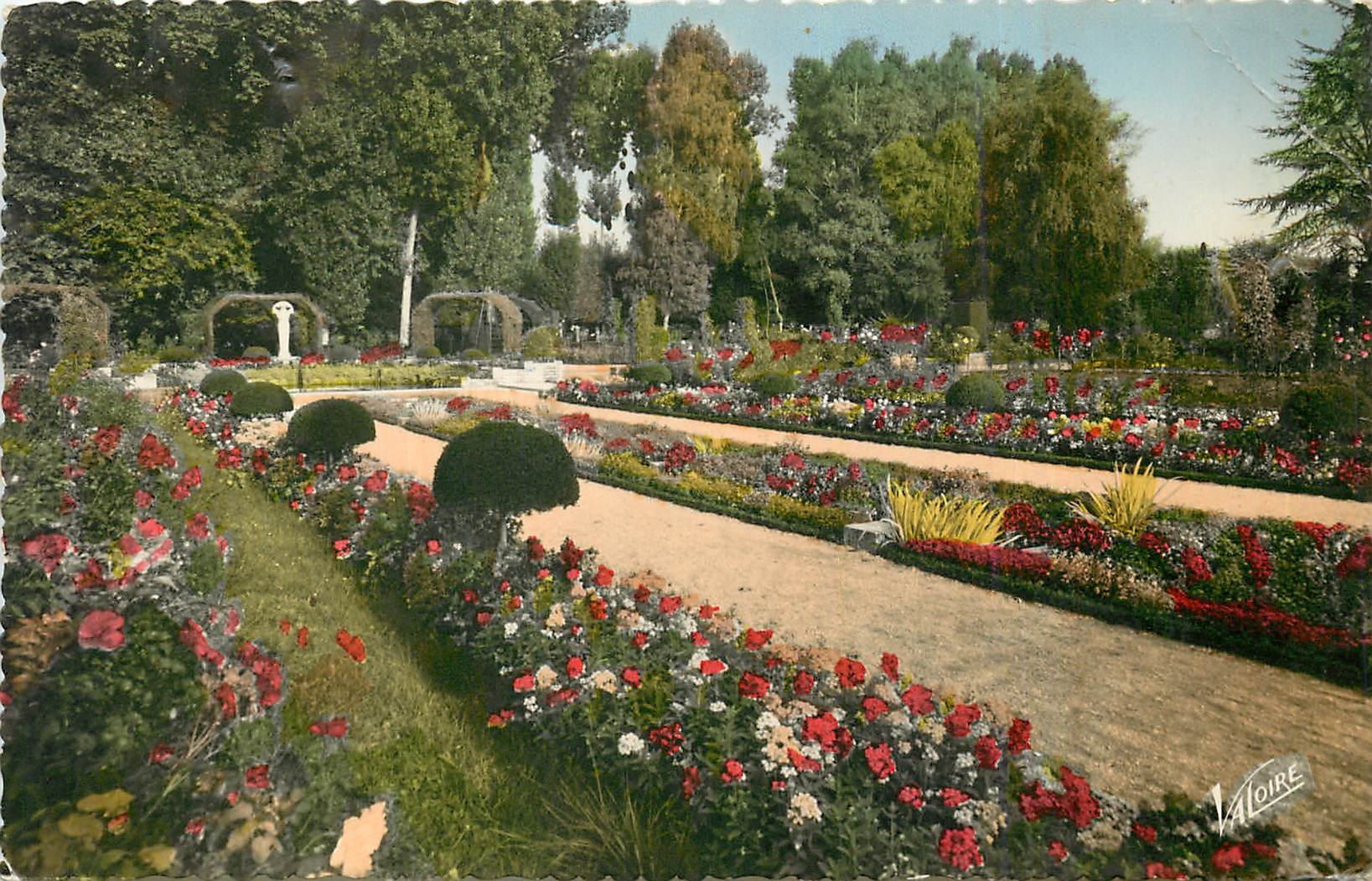 CPM Bourges Le jardin des Pres-Fichaux