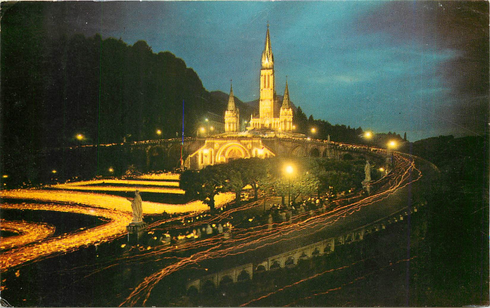 CPM Lourdes La Basilique illuminee et la Procession aux flambeaux