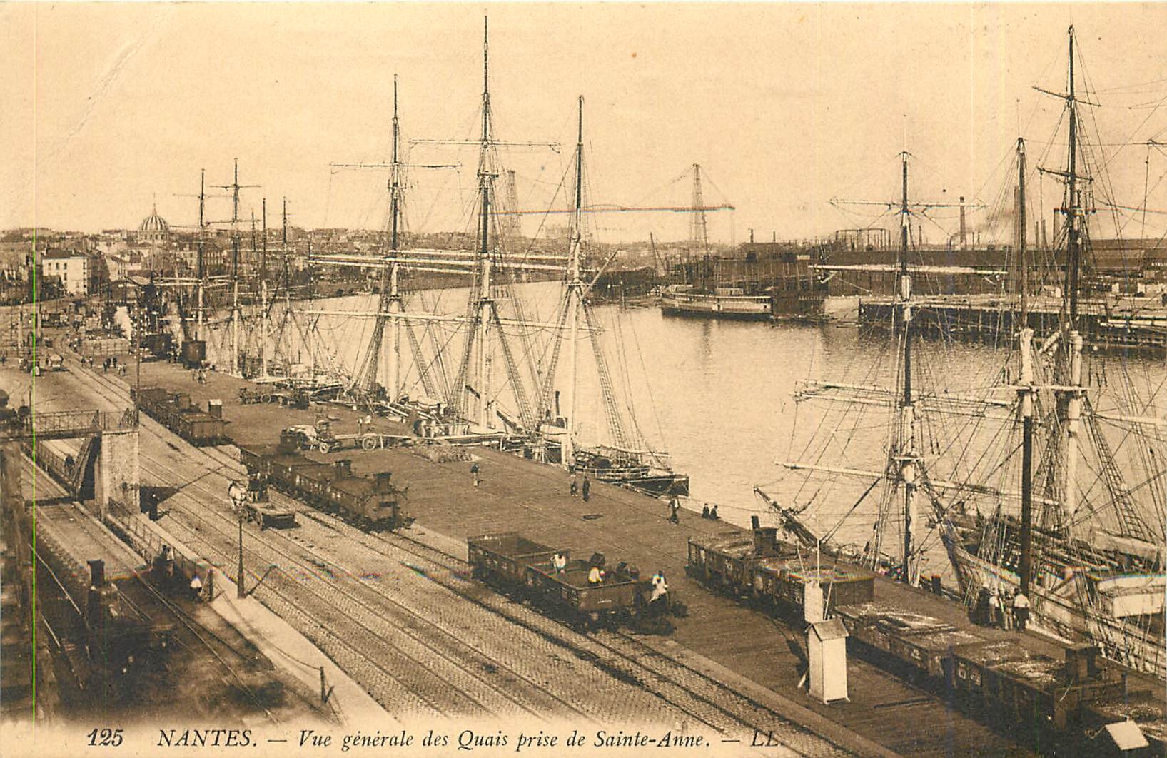 CPA Nantes - Vue generale des Quais prise de Sainte-Anne Bateaux Voiliers