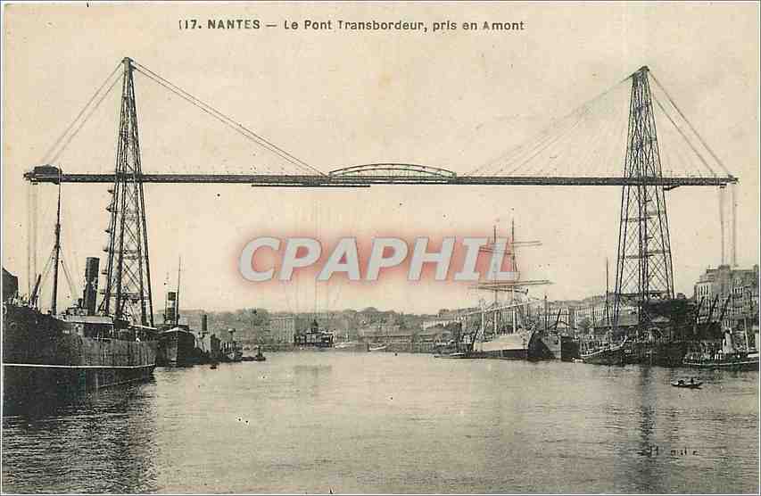 CPA Nantes - Le Pont Transbordeur pris en Amont Bateaux