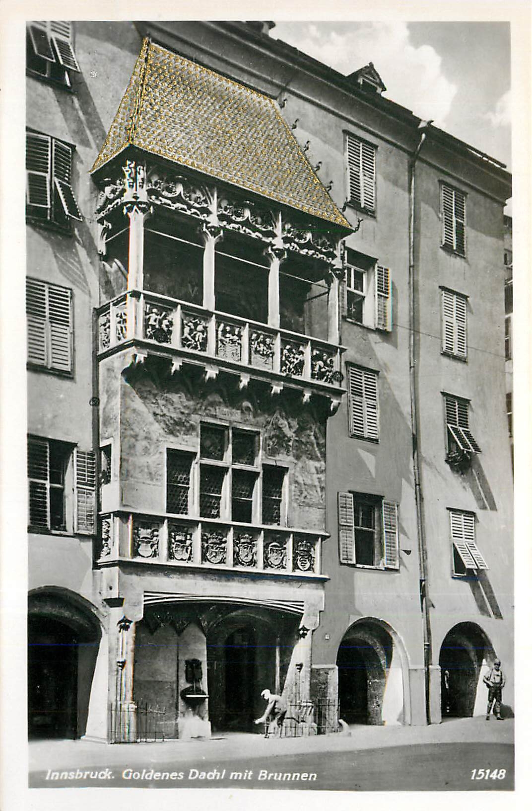 CPA Innsbruck. Goldenes Dachl mit Brunnen