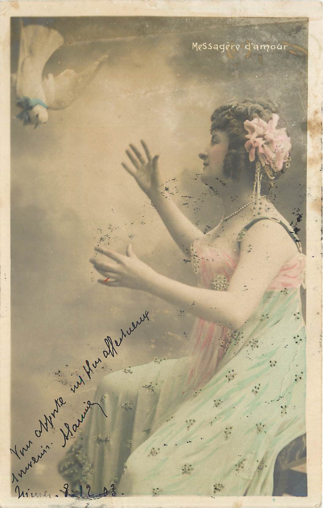 CPA Messagere d'amour Femme Colombe