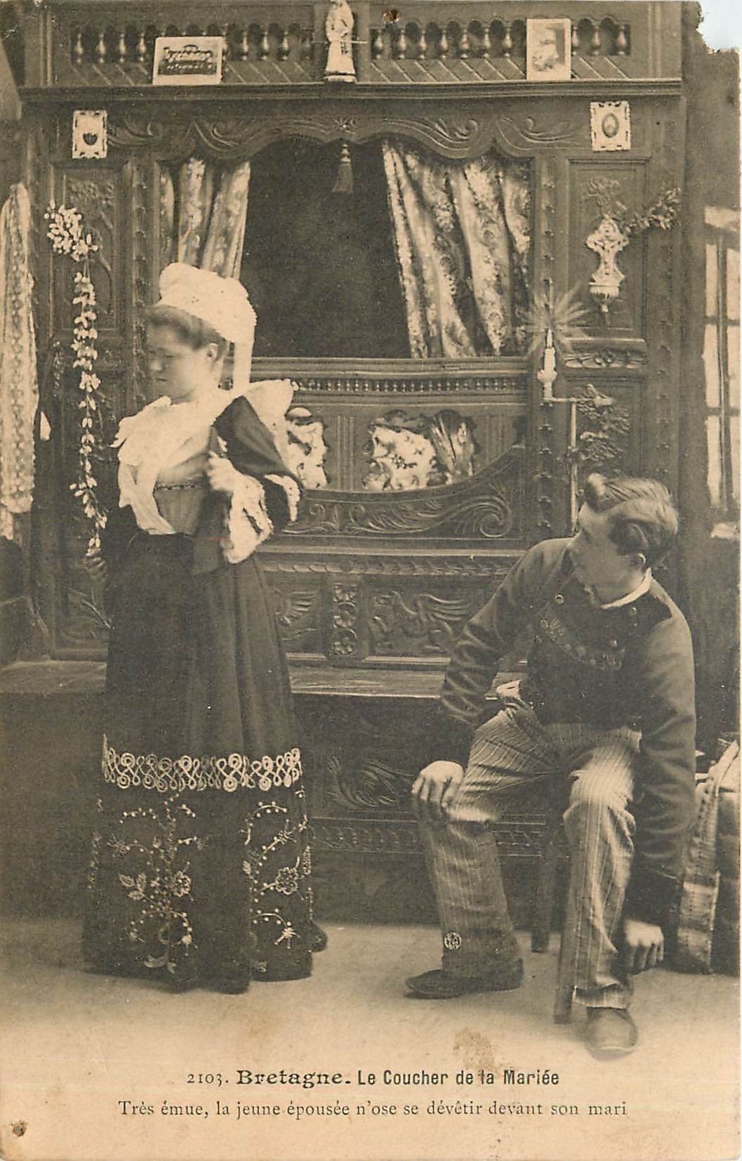 CPA Bretagne - Le Coucher de la Mariee Folklore Mariage