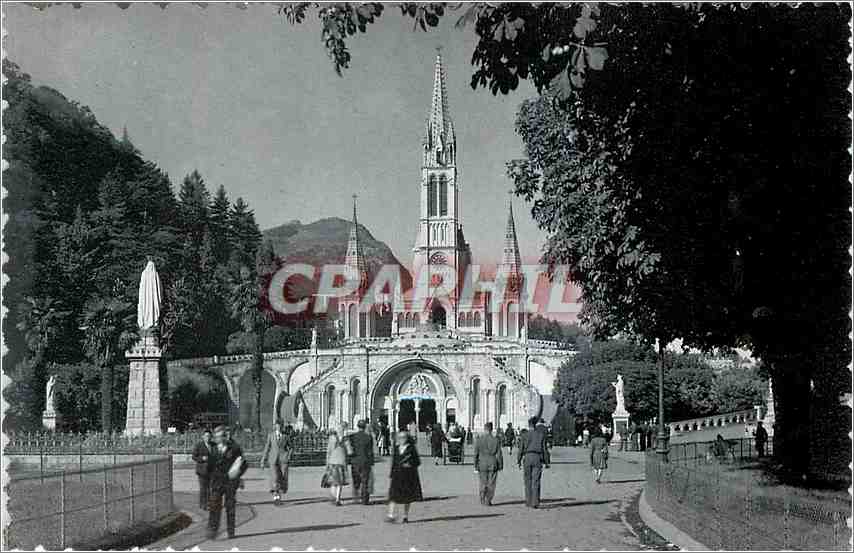 CPA Lourdes La Basilique et le Parvis