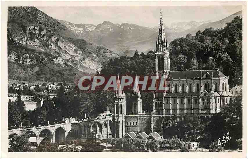 CPA Lourdes Les Rampes et la Basilique au fond l'Ardiden