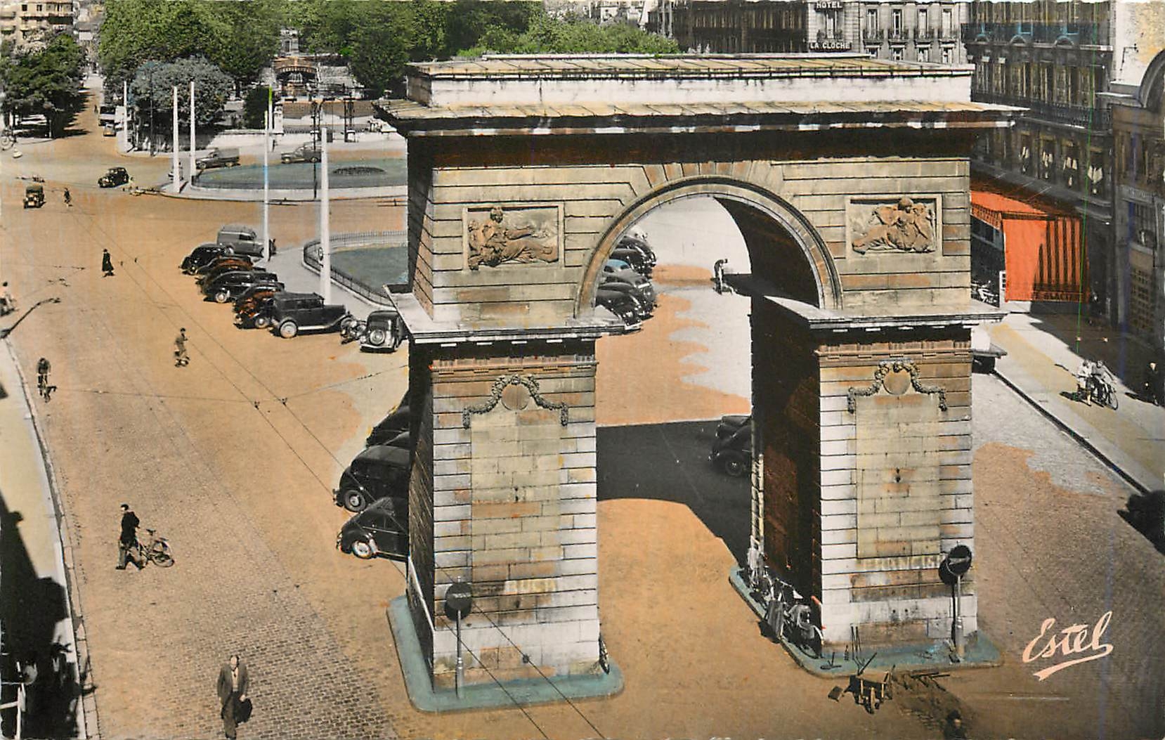 CPM Dijon - La Porte Guillaume et la Place Darcy