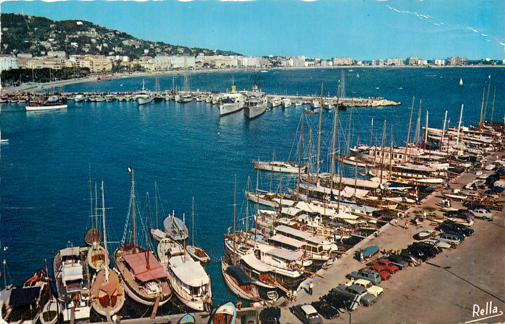 CPM Cannes Le Port et la Croisette vus de l'Hotel Mediterranee Bateaux