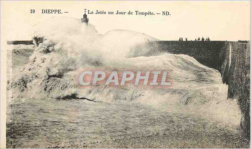 CPA Dieppe - La Jetee un Jour de Tempete Phare