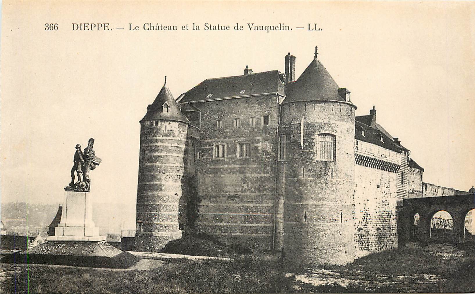 CPA Dieppe - Le Chateau et la Statue de Vauquelin