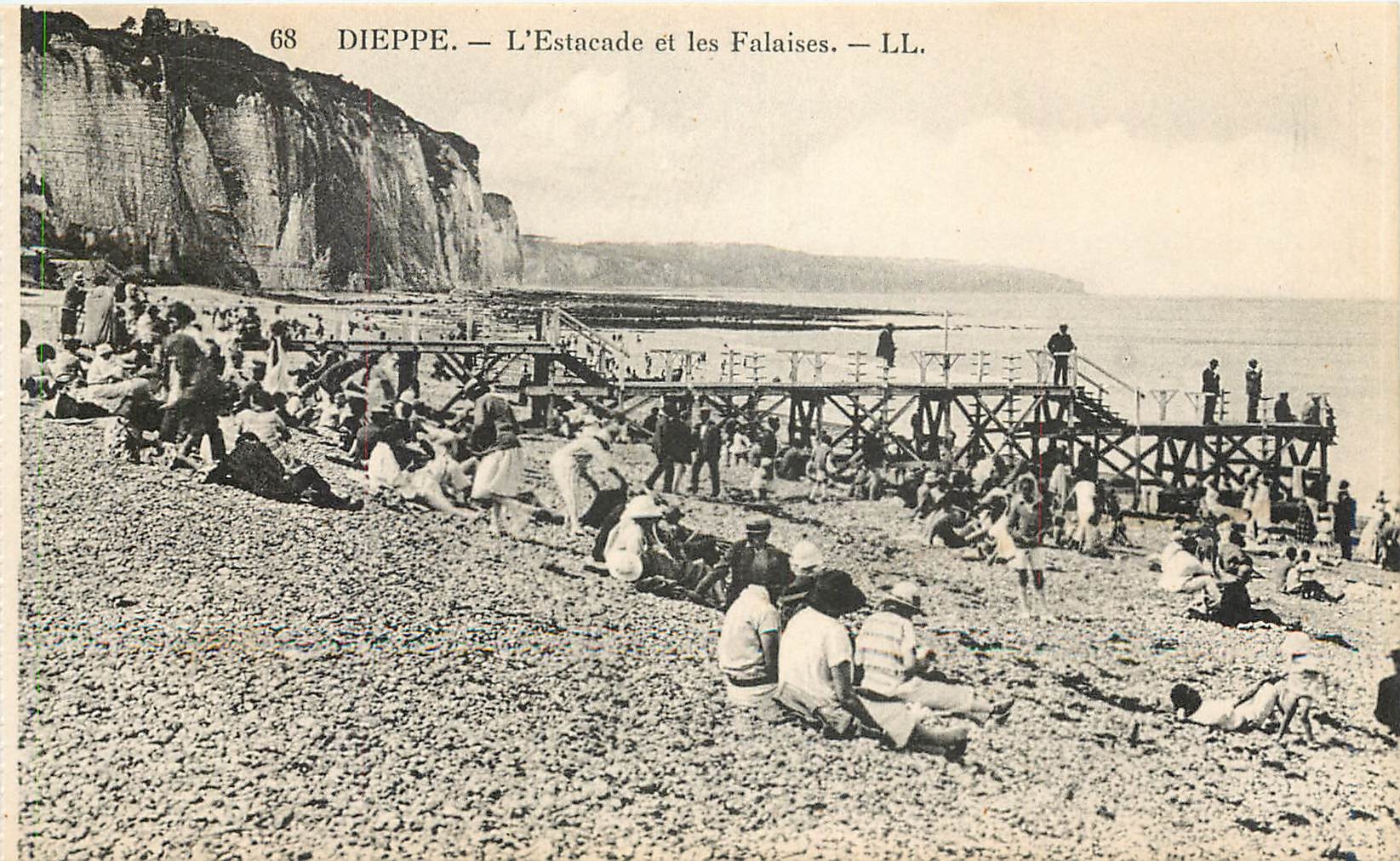 CPA Dieppe - L'Estacade et les Falaises