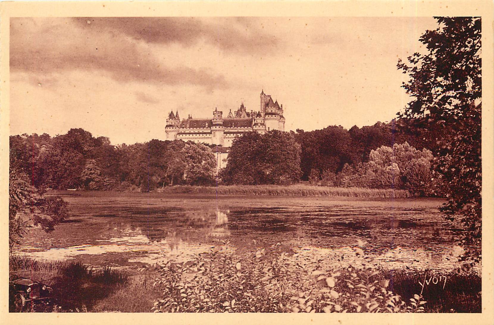 CPA Chateau de Pierrefonds Vue generale prise de l'Etang