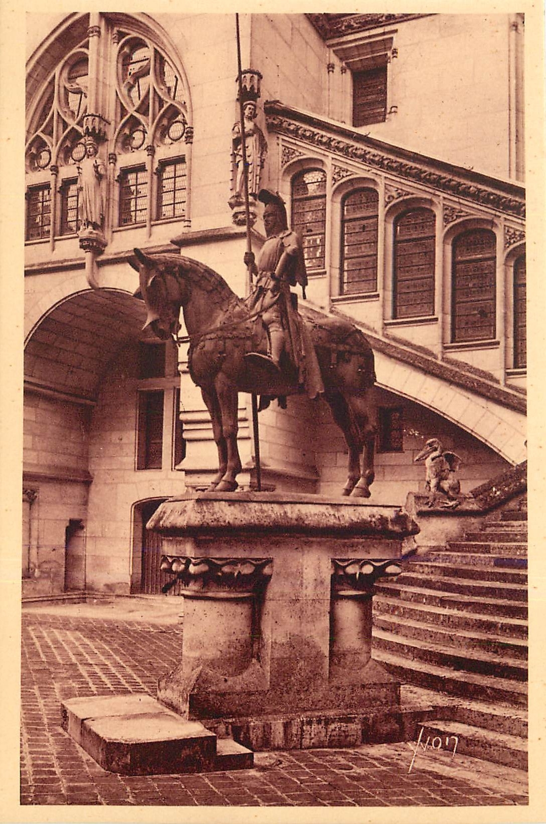 CPA Chateau de Pierrefonds Statue du Duc d'Orleans