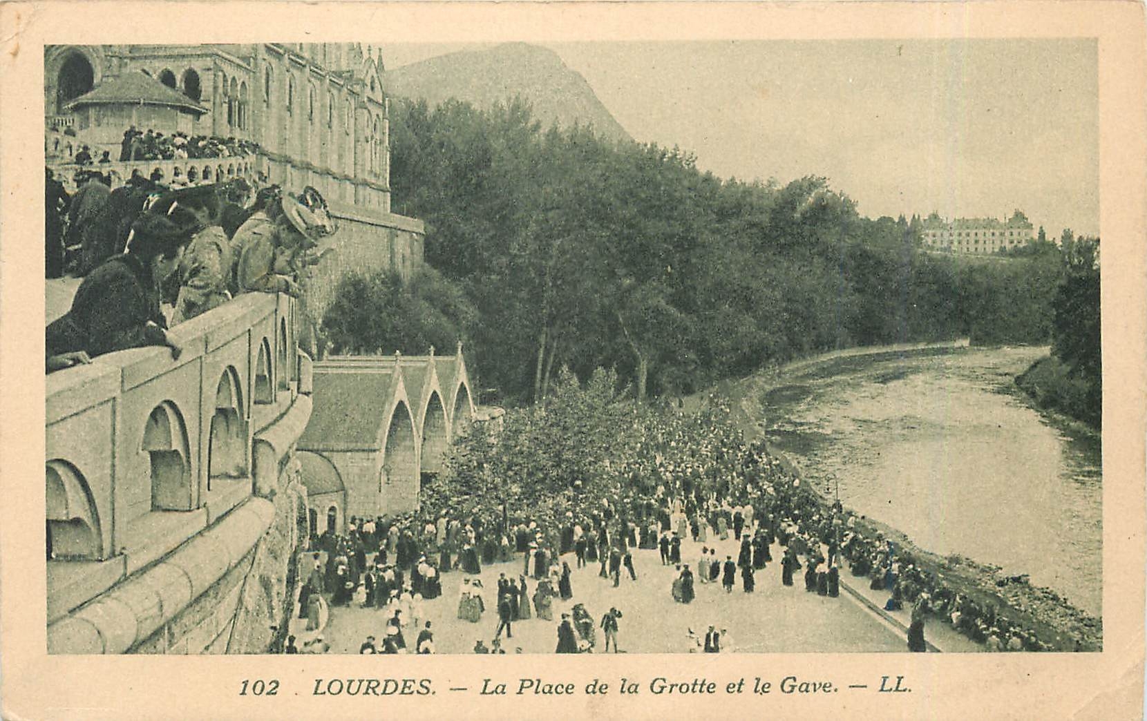 CPA Lourdes - La Place de la Grotte et le Gave
