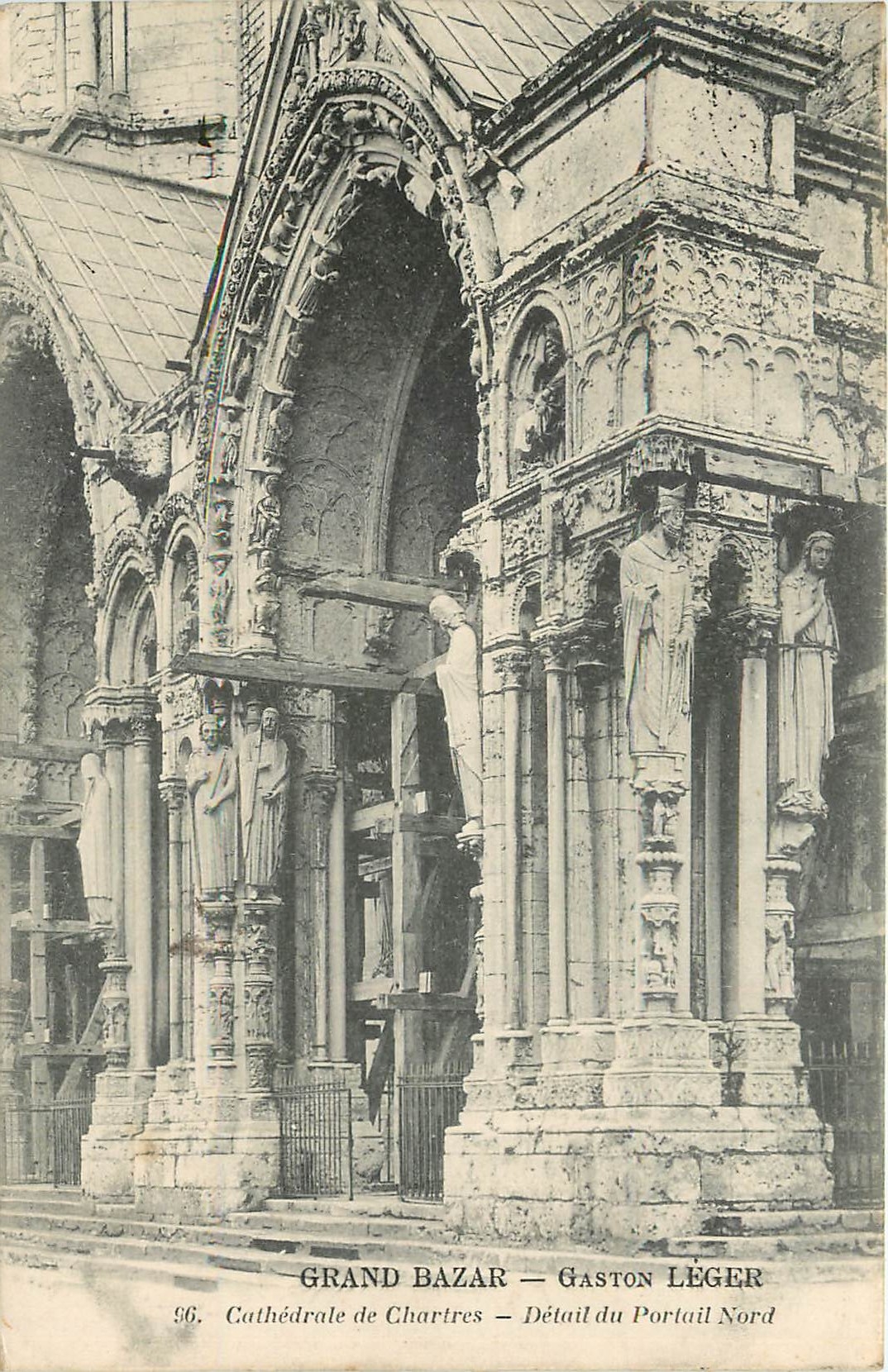 CPA Grand Bazar Gaston Leger Cathedrale de Chartres Detail du Portail Nord 