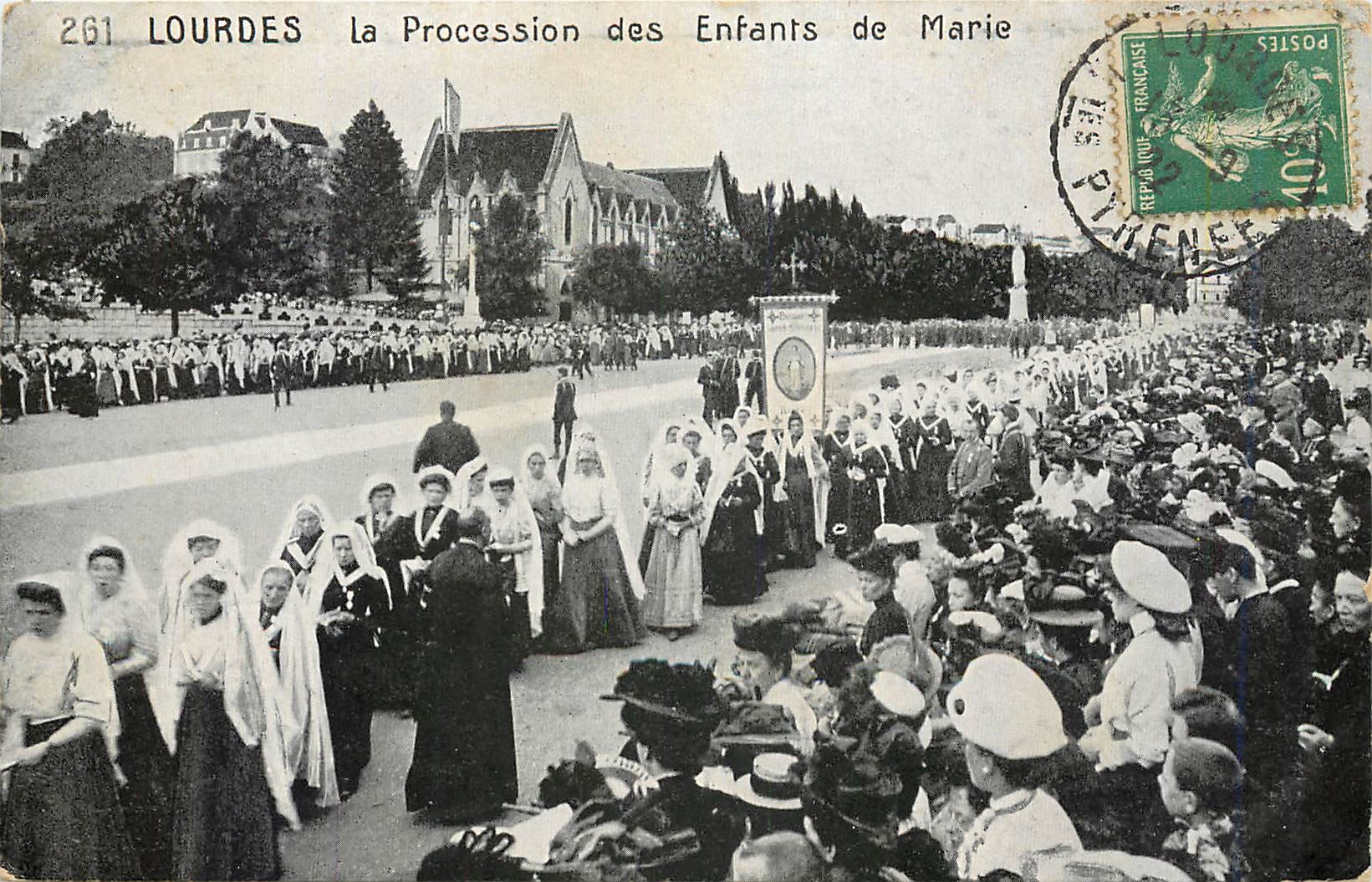 CPA Lourdes La Procession des Enfants de Marie 