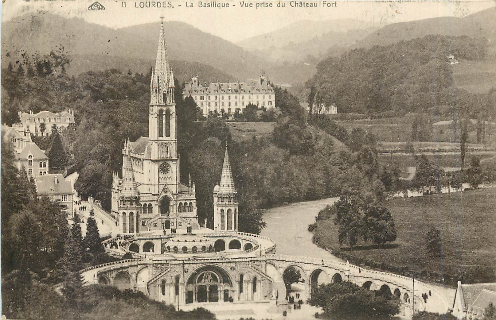 CPA Lourdes La Basilique Vue prise de Chateau fort 