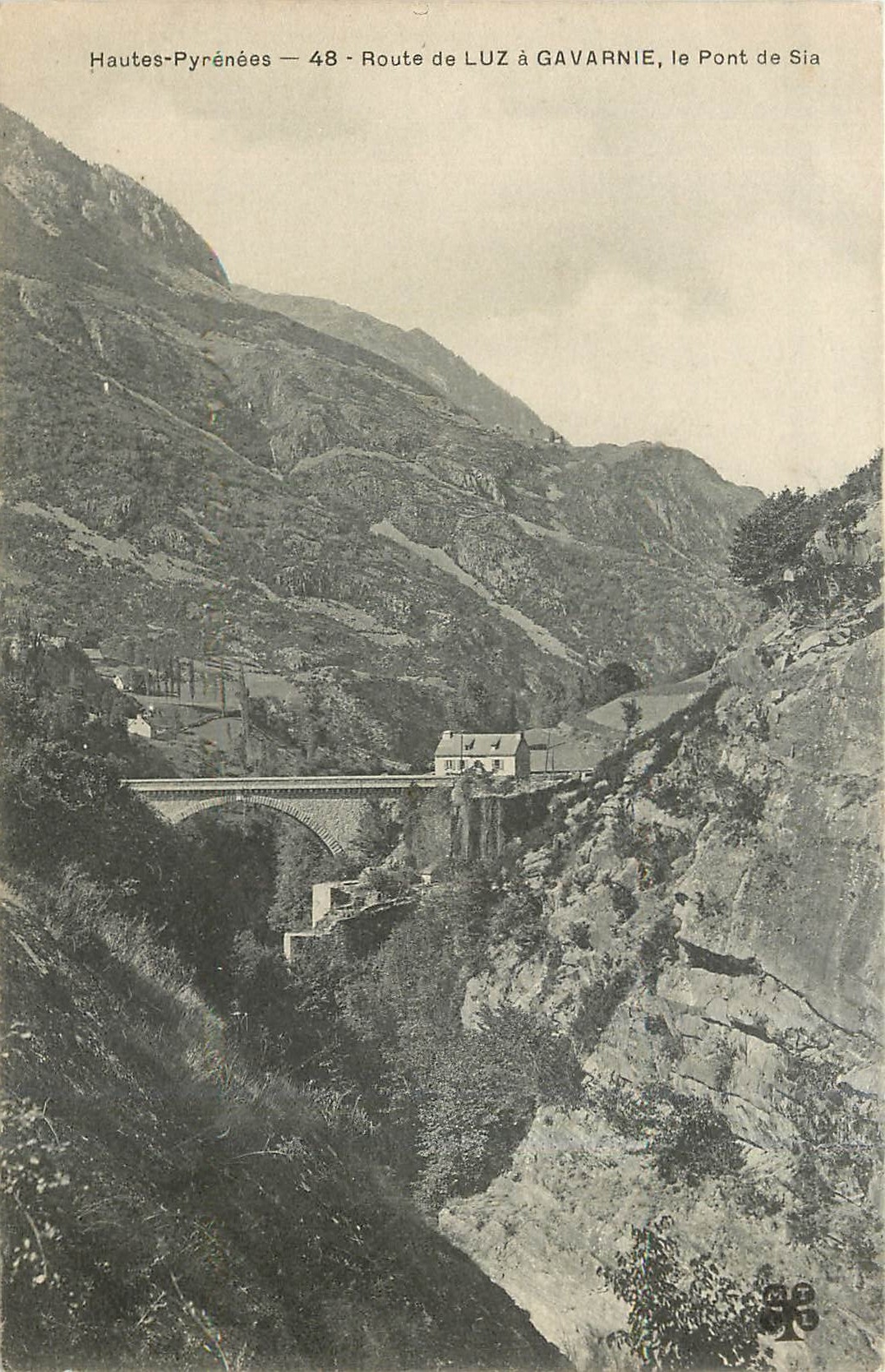 CPA Hautes Pyrenees Route de Luz a Gavarnie le Pont de Sia 